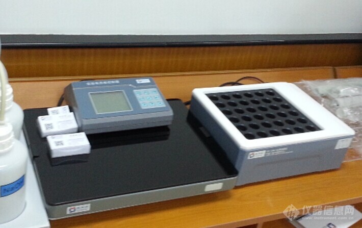 交流會上，格丹納儀器展示了自主研發(fā)的HT-300實驗電熱板、DS-360智能石墨消解儀