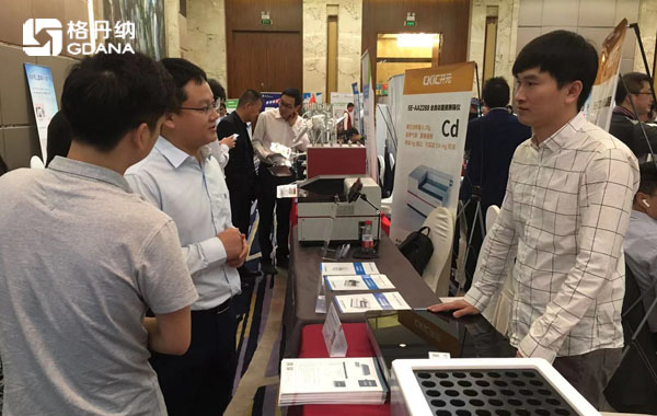 格丹納工程師現(xiàn)場與用戶、專業(yè)人士進(jìn)行交流