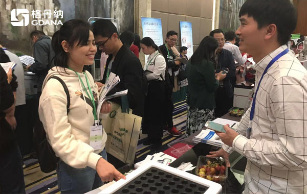 格丹納工程師現(xiàn)場與用戶、專業(yè)人士進(jìn)行交流