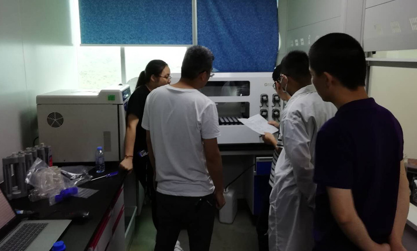 工程師現(xiàn)場耐心的進(jìn)行培訓(xùn)與解答實(shí)驗人員的實(shí)驗問題