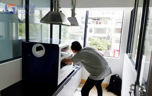 工程師進(jìn)行新機(jī)安裝調(diào)試現(xiàn)場(chǎng)