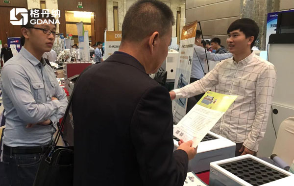 格丹納工程師現(xiàn)場與用戶、專業(yè)人士進(jìn)行交流