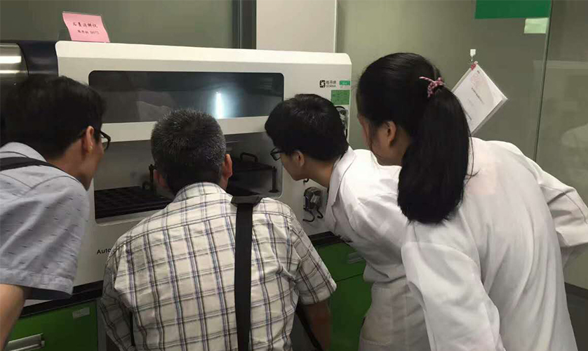 工程師對實(shí)驗(yàn)人員培訓(xùn)