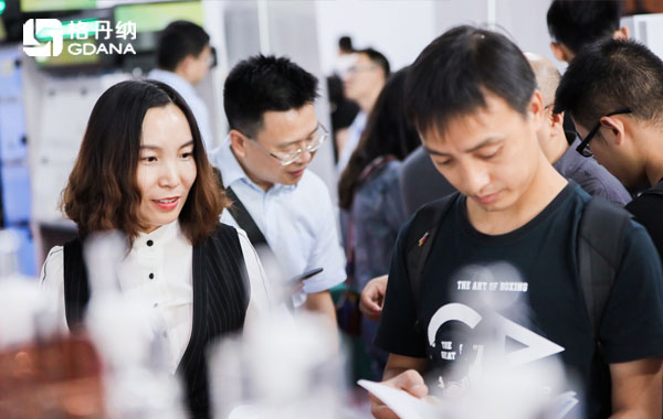 現(xiàn)場(chǎng)老師、專業(yè)人士與格丹納工程師一對(duì)一交流