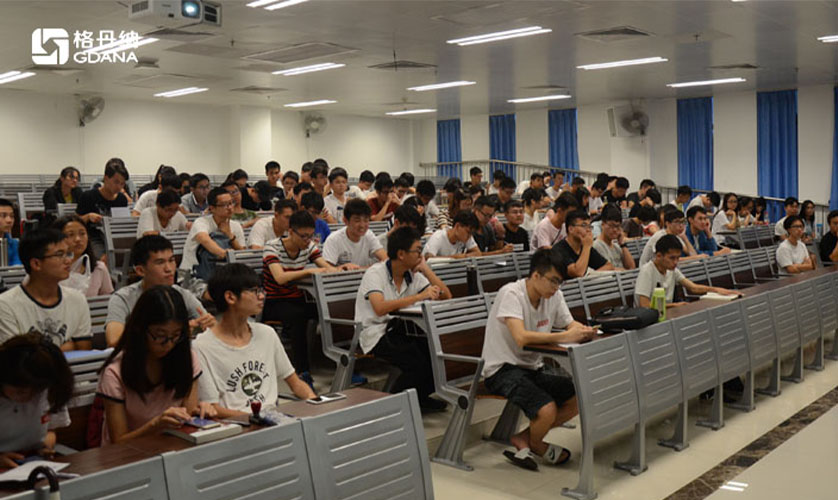 格丹納實驗工程師何麗緩老師與學生進行實驗的討論與交流格丹納實驗工程師何麗緩老師與學生進行實驗的討論與交流