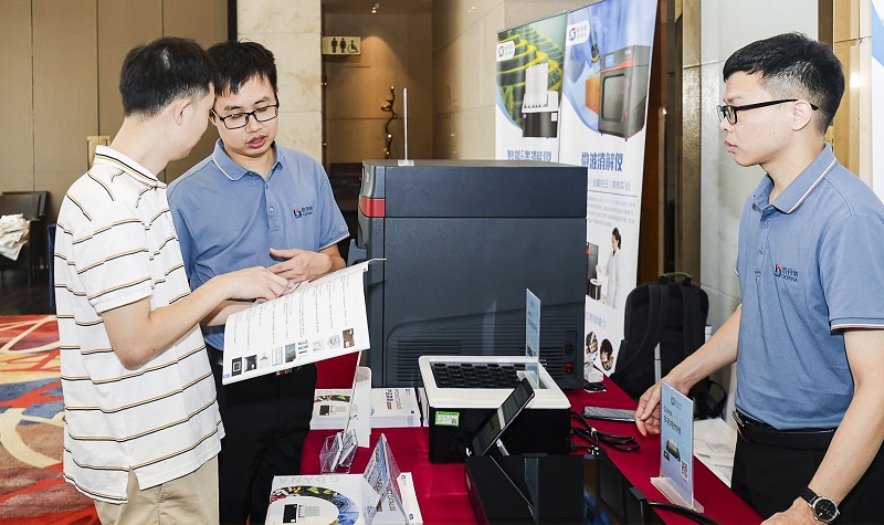銷售總經(jīng)理為客戶展示商品，耐心答疑解惑